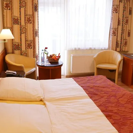 Aura Hotel *